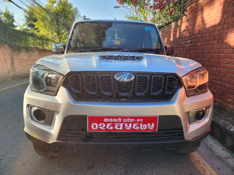 Mahindra E20 2016